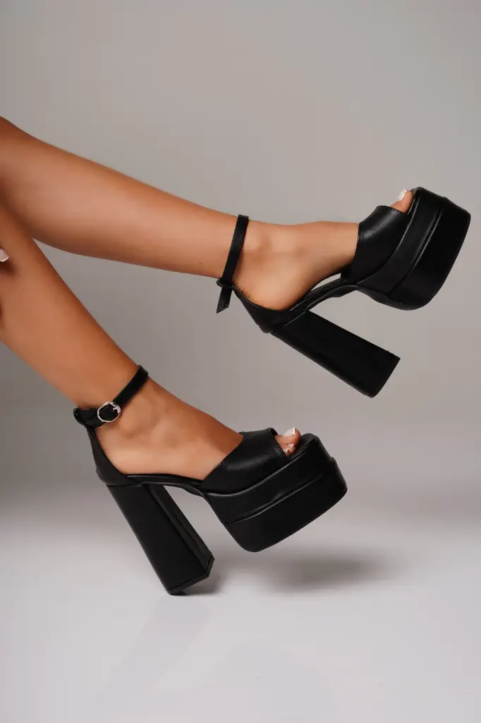 gianni-negro-versace-21-410db0b37164b18d8916944534741108-1024-1024.webp